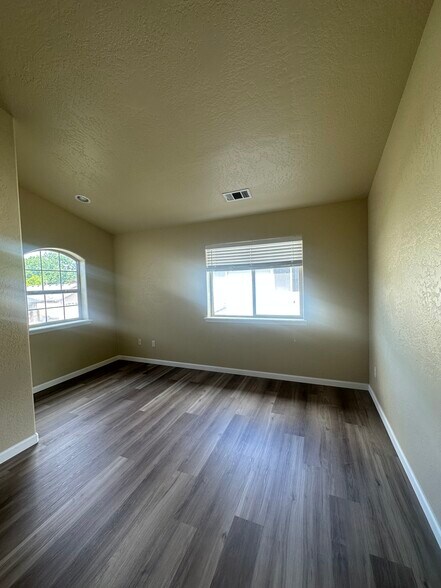 Building Photo - 855 Virginia Dr
