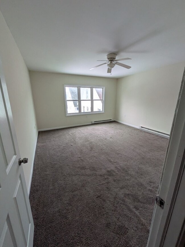 Building Photo - 643 Monroe Ave