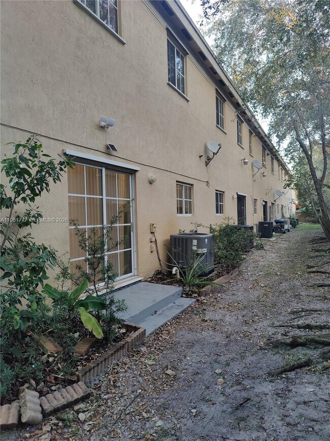 Building Photo - 3928 SW 52nd Ave