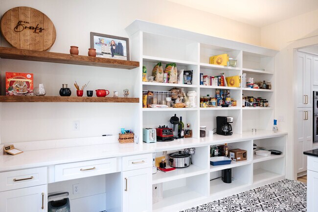 Building Photo - 1031 Pinehurst Dr