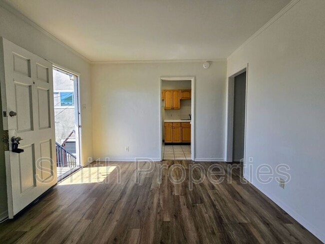 Building Photo - 512 1/2 Manhattan Avenue