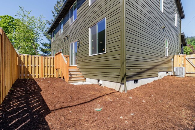 Building Photo - Move In Ready 3 Bedroom 2.5 Bathroom with Central Air Conditioning - Convenient Camas Location