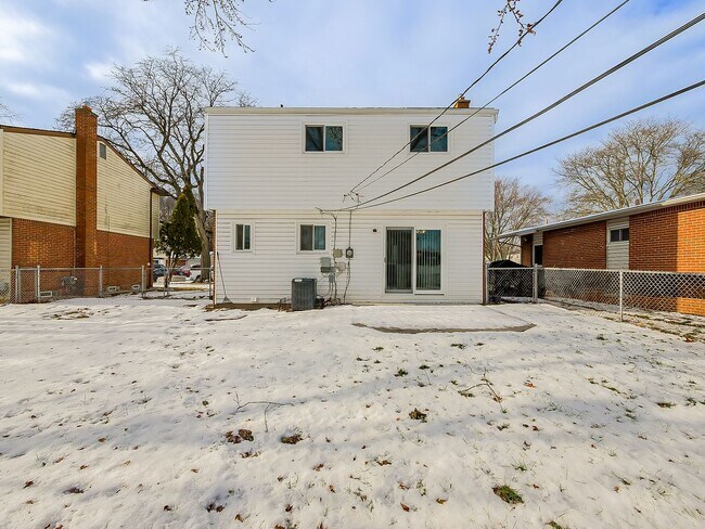 Building Photo - AVAILABLE NOW! Spacious and Inviting Westland Home!