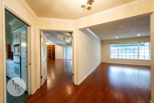 Building Photo - Fig Garden area Large Home, 4BR/3BA, Pool - Lots of Amenities!