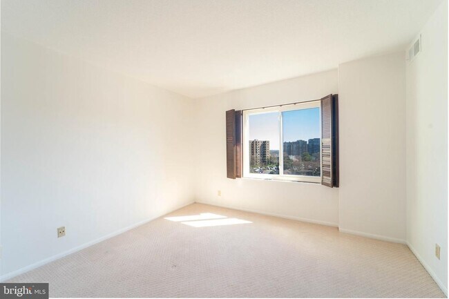 Building Photo - 8370 Greensboro Dr