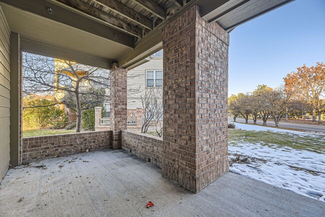 Building Photo - **Fully Updated 2-Bedroom Condo with New Appliances!**