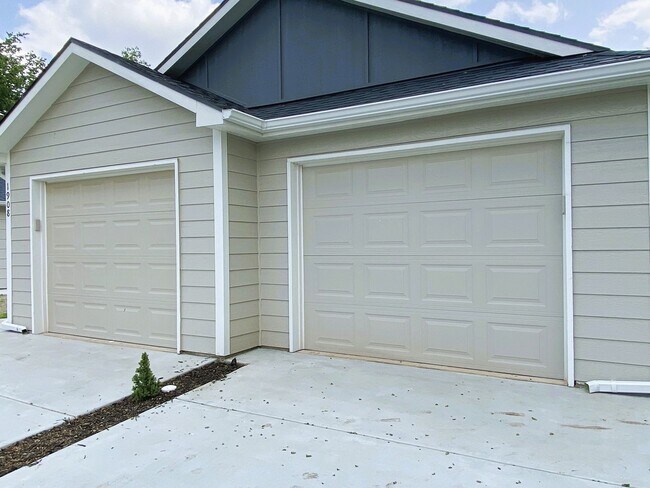 Building Photo - UPDATED  DUPLEX!!! with Garage
