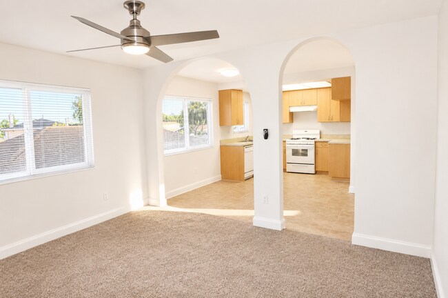 Building Photo - 951 W Summerland Ave