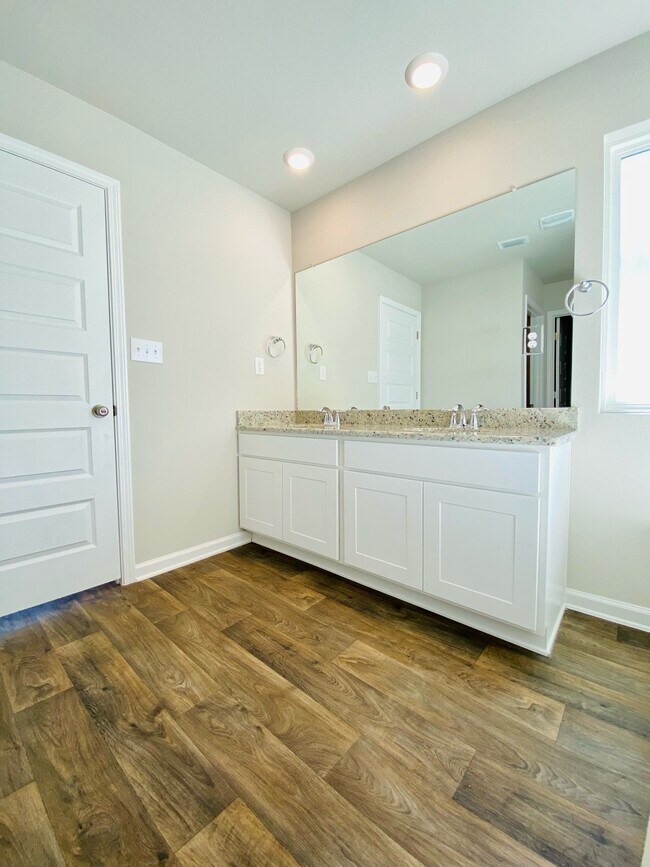 Building Photo - 23135 Shadowridge Dr