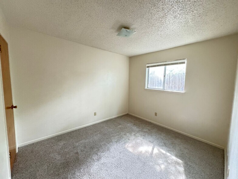 Building Photo - 425 W Avenue C