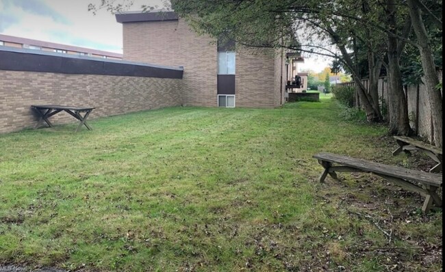 Building Photo - 16101 Maple Park Dr