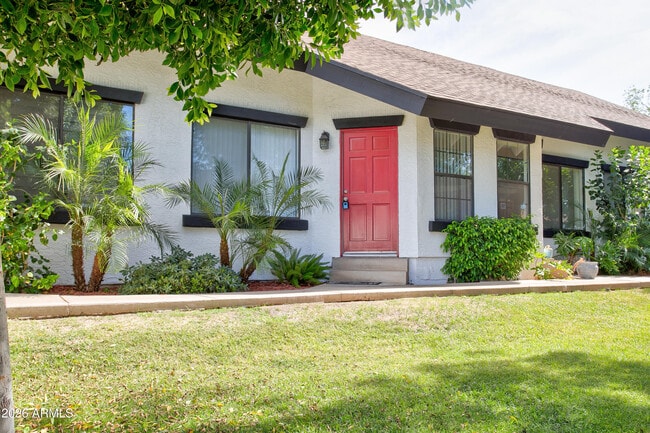 Building Photo - 2215 W Augusta Ave