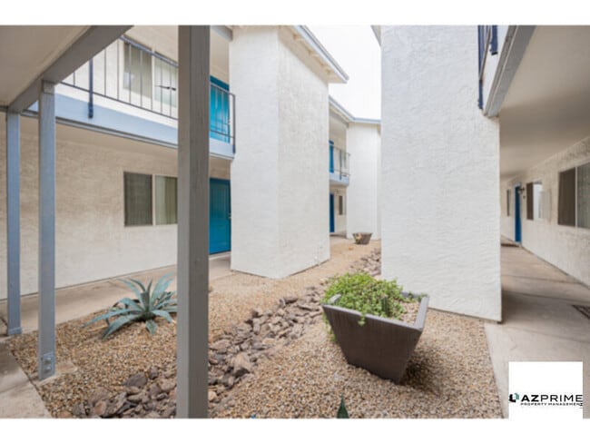 Building Photo - FREE FIRST MONTH'S RENT MOVE IN SPECIAL! C...