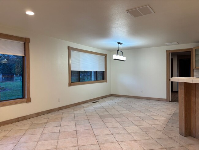 Building Photo - Large Updated Three Bedroom, Three Bathroo...