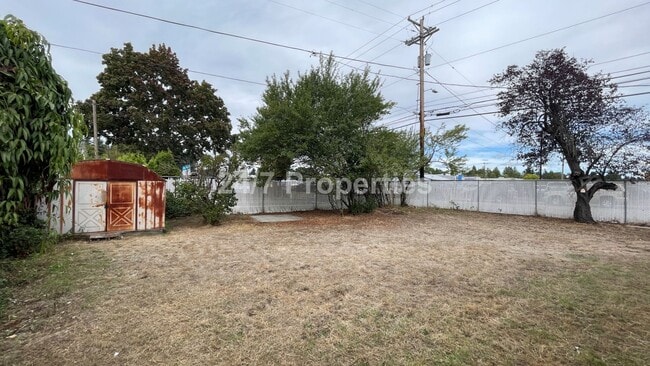Building Photo - Spacious 4 BD | 2 BA with Backyard - Glads...