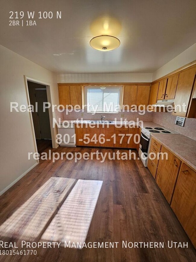 Building Photo - 2 Bedroom 1 Bath Upstairs Apartment in Bri...