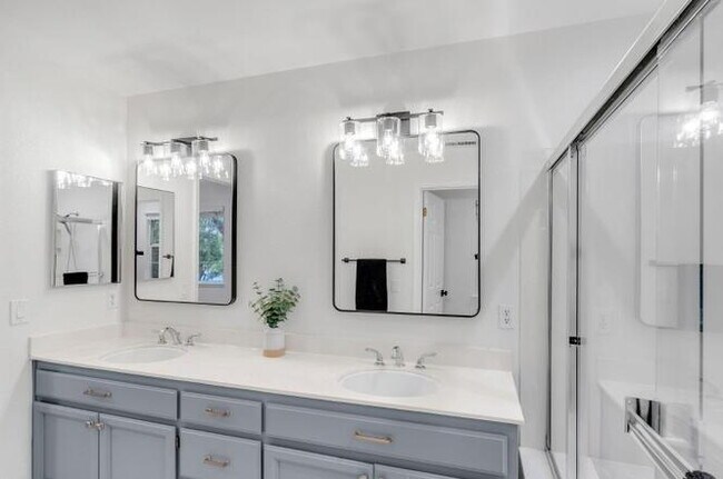 Building Photo - 3-Bed Bright Morgan Hill Home in a Desirable Neighborhood