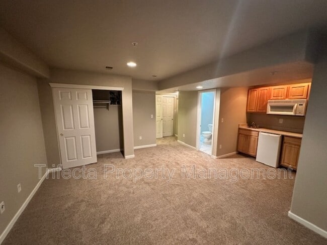 Building Photo - 2845 Willow Tree Ln