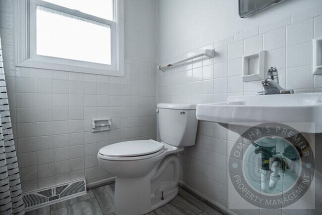 Building Photo - Spacious 5 Bedroom / 2.5 Bathroom Home | Near Ralston