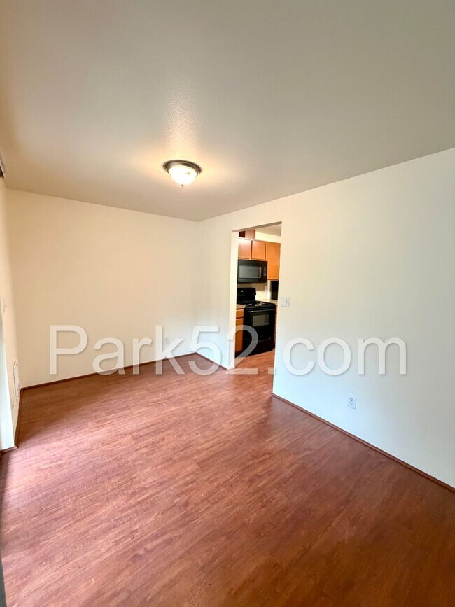 Building Photo - 1st Full Month rent free with 12month lease! Puyallup Area 2 Bedroom 2nd Floor Apartment