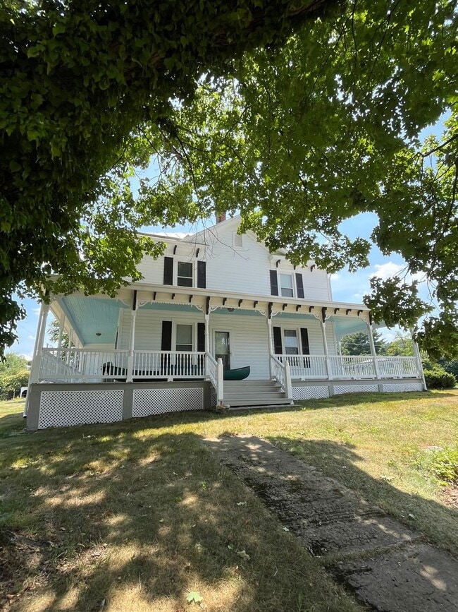 Building Photo - Beautiful 4-bedroom Farmhouse in Raphine a...