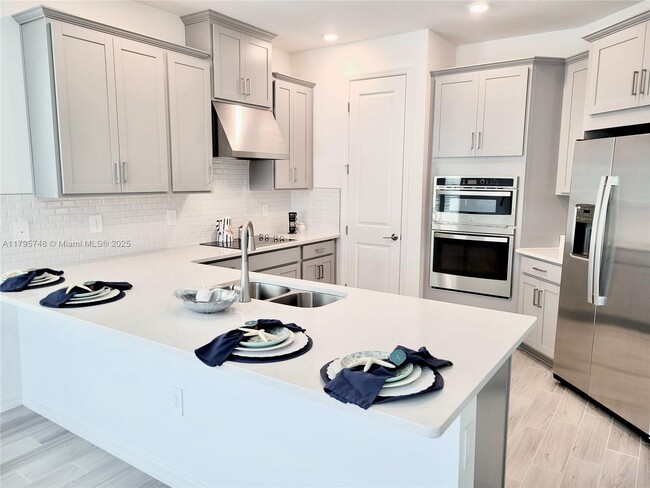 Building Photo - 5647 Ficus Aurea St