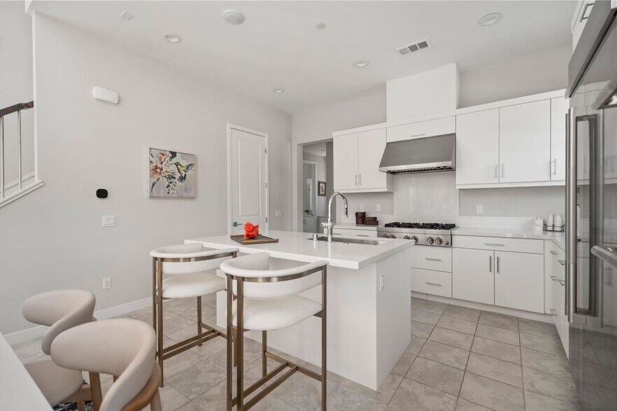 Building Photo - 151 Holliston