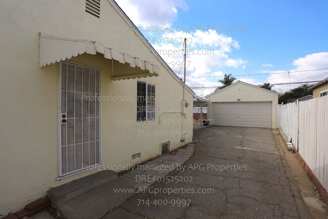 Building Photo - 3 Bedroom / 1 bathroom house with garage i...