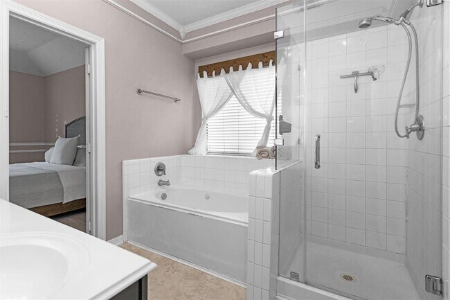 Building Photo - 7215 Wedgewood Dr