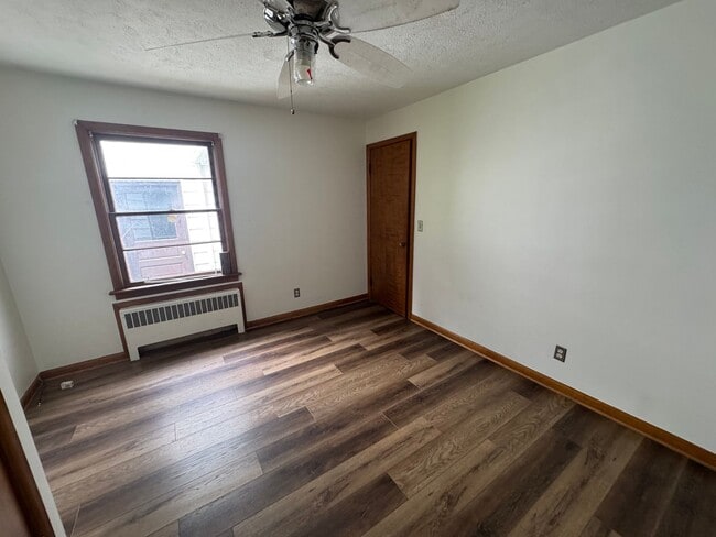 Building Photo - Charming 3 Bed, 1 Bath Home with 3-Car Gar...