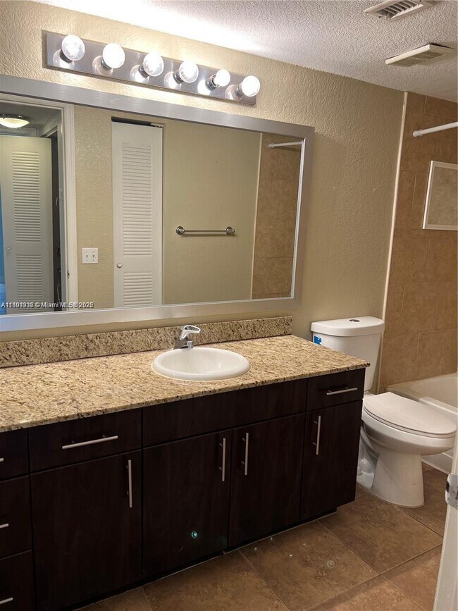 Building Photo - 12510 Vista Isles Dr
