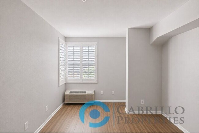 Building Photo - 1435 India St