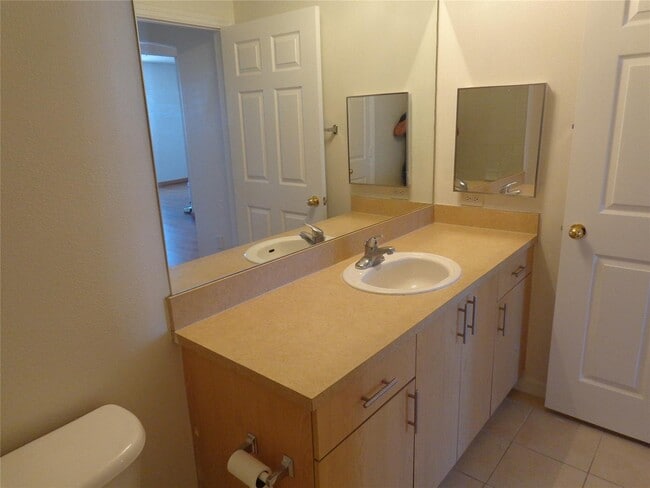 Building Photo - 533 NE 3rd Ave