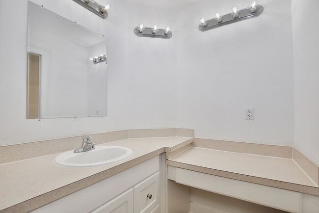 Building Photo - Spacious 3/2 Condo with a Cover Patio Area in the Desirable Palm Villas - Kissimmee!