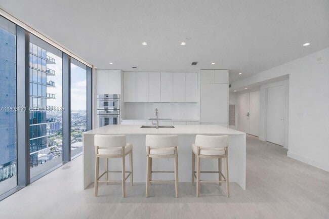 Building Photo - 700 NE 24th St