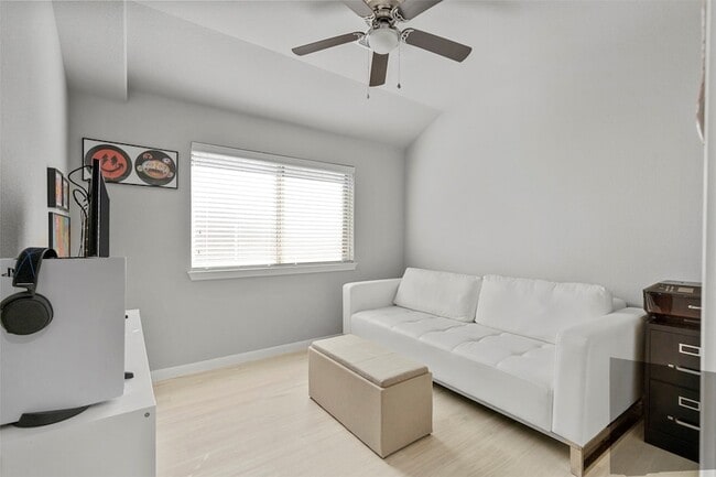 Building Photo - 817 Cloverwood Dr