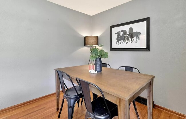 Building Photo - 211 E Meadowlark Rd