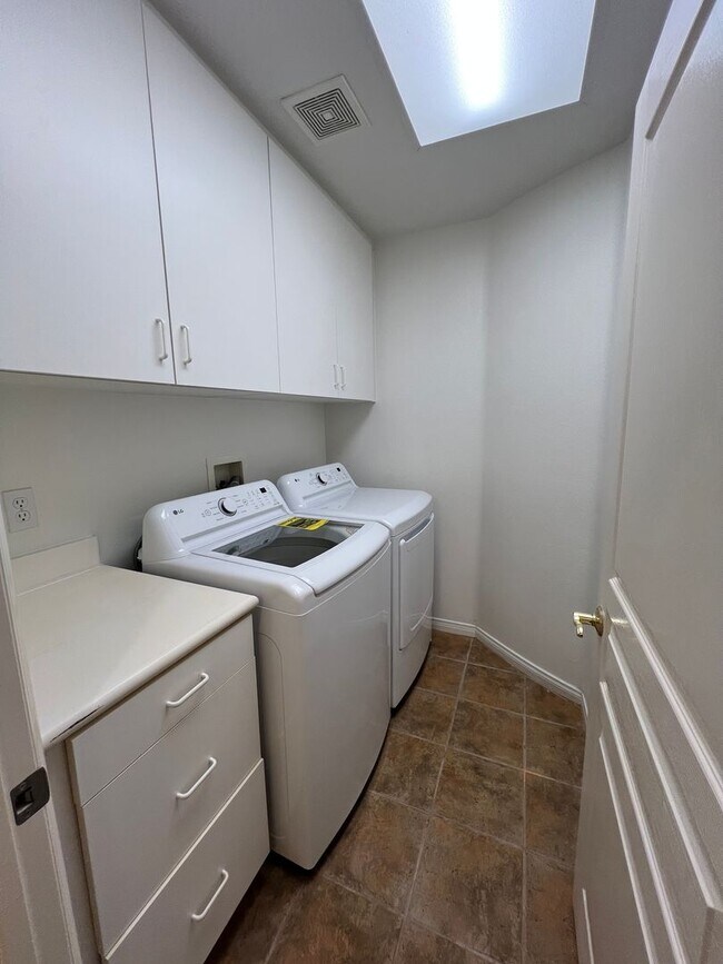 Building Photo - Luxury En Suite Living & Panoramic Views