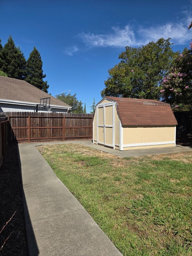 Building Photo - Spacious Laurel Creek Home