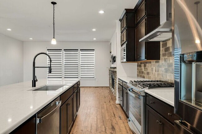 Building Photo - Modern End-Unit Townhome in Rocketts Landing – Prime Richmond Location