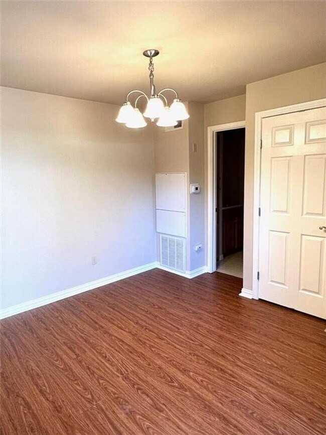 Building Photo - Arbor Village Condominium / Beautiful Update Unit / Refrigerator, Washer & Dryer included