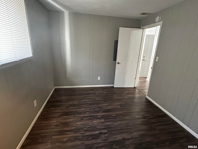 Building Photo - 928 S Stewart St