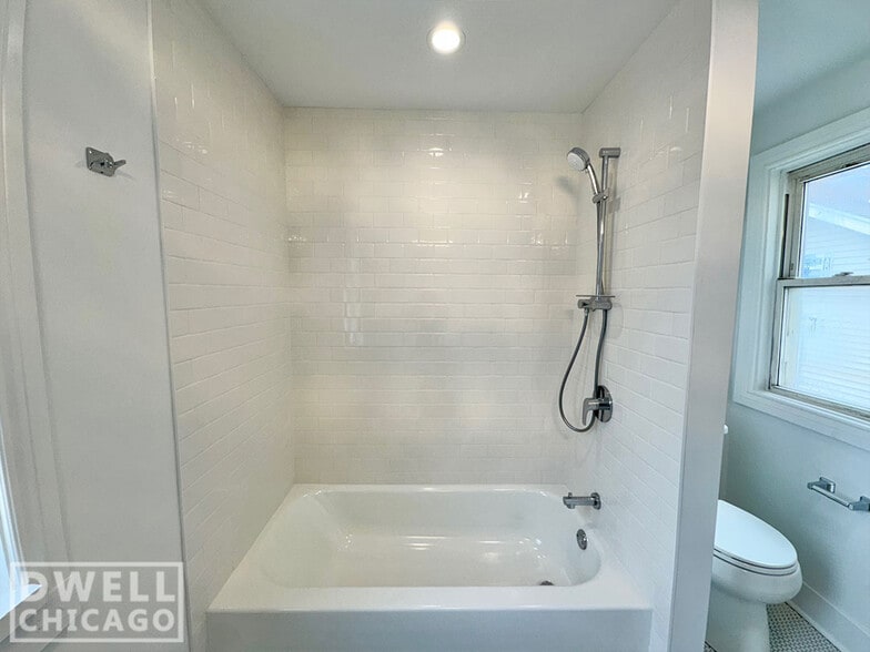 Building Photo - 1546 W Walton St