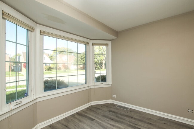 Building Photo - 5815 N Canfield Ave