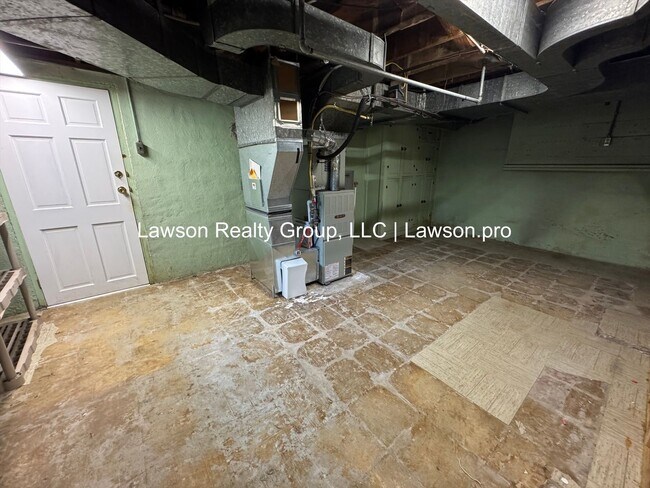 Building Photo - Charming and Updated Home in Raleigh Court with Fenced In Yard, Lawn Care Included!