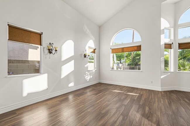 Building Photo - Welcome Home to Fall in Love with This Stu...