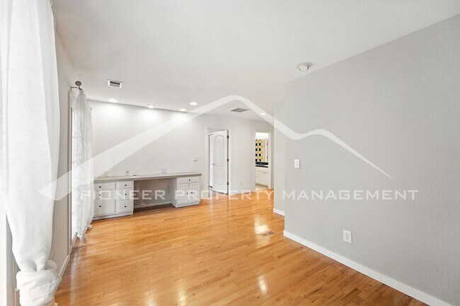 Building Photo - Luxury Meets Location – Impeccable 5BR Hom...