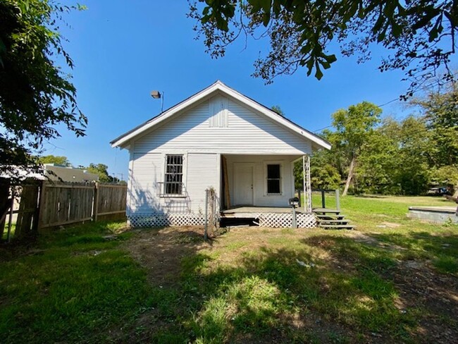 Primary Photo - NEW!! NEW!! NEW!! Renovated 3 bed/2 bath h...