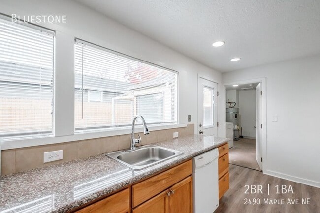 Building Photo - 2 Bedroom Duplex in Salem - Available for ...