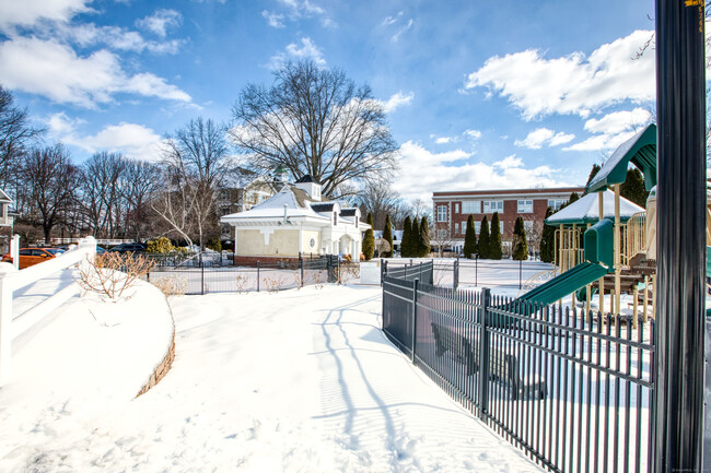 Building Photo - 26 School House Dr